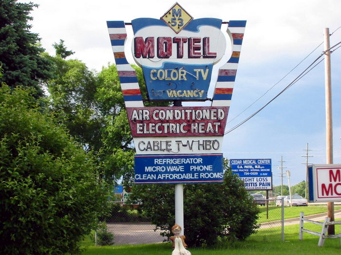 M-53 Motel - 2002 Photo